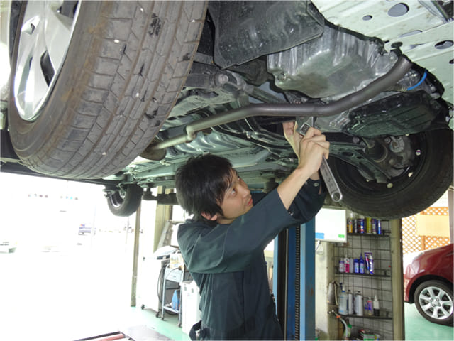 車を点検する男性